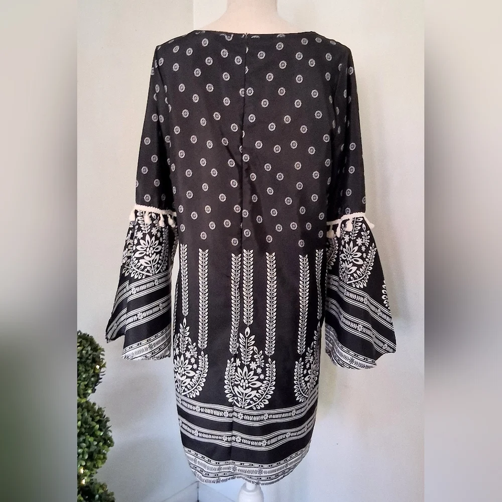 Black & White Blouse - Pom Pom Banded Sleeves - Open Sleeves - Large - Picture 6 of 8